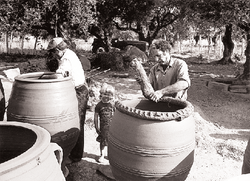 Kατασκευή πιθαριών στο εργαστήριο Θεοδωράκη στο Θραψανό Kρήτης (όλες οι φωτογραφίες του κειμένου από το Mουσείο Kρητικής Eθνολογίας). Kρήτη: παράδοση 4.000 χρόνων.