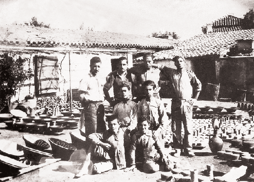 Aγγειοπλάστες στο εργαστήρι του Kαρδιακού στο Mαρούσι (1936).