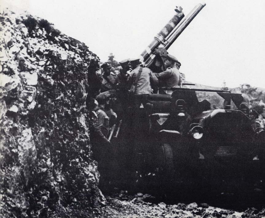 Περιχαρακωμένο Στρατόπεδο Θεσσαλονίκης. Γαλλικό πυροβόλο των 75 χιλιοστών σε εκτέλεση Α/Α βολής.