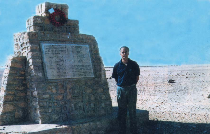 Τεύχος 29 ο, Ιαν - Φεβ - Μαρ 2009 Ο Πρέσβυς Ηλίας ημητρακόπουλος στο μνημείο των πεσόντων στη Λιβύη.