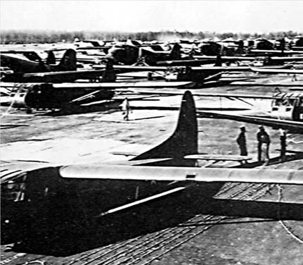 Τεύχος 29 ο, Ιαν - Φεβ - Μαρ 2009 Αμερικανικά αεροσκάφη C-47 και ανεμόπτερα Βάκο είναι συγκεντρωμένα σε ένα αεροδρόμιο στη Βόρεια Γαλλία, λίγο πριν απογειωθούν για την επιχείρηση «Varsity».