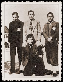 ΝεαροίΈλληνες Εβραίοι φωτογραφίζονται, γύρω στα τέλη Φεβρουαρίου 1943, στο προσωρινό γκέτο που δηµιουργήθηκε από τους Ναζί στις νοσοκοµειακές εγκαταστάσεις του Baron Hirsch στη