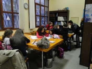 Βιβλιοθήκης, όπου πάνω από 35 παιδιά του Δημοτικού Σχολείου, οικονομικά ασθενέστερων οικογενειών