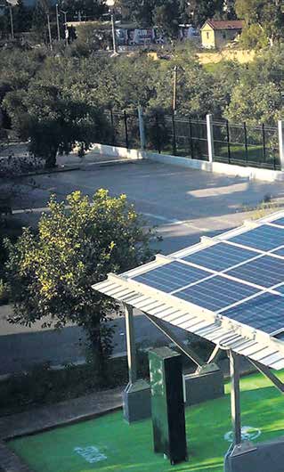 {ρεπορταζ} Εγκαινιάστηκε ο πρώτος αυτόνομος ηλιακός σταθμός φόρτισης ηλεκτρικών οχημάτων στη χώρα Τα επίσημα εγκαίνια του πρώτου αυτόνομου ηλιακού σταθμού φόρτισης ηλεκτρικών οχημάτων στη χώρα