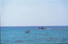 20 2.6 Θαλάσσια ατυχήματα περισσότερη ασφάλεια στα σχολεία Παρ όλες τις θαλάσσιες τραγωδίες εξακολουθούμε να περιφρονούμε τους κινδύνους της θάλασσας. Εδώ υπερπλήρωση μικρής βάρκας (Σίκινος 1998).