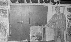 Ο νεαρός δείχνει μεγάλο επαγγελματικό εγκαταλελειμμένο ψυγείο όπου