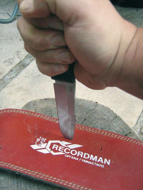 Η θήκη που συνοδεύει το μαχαίρι. είναι όμοια με τις δύο προηγούμενες. Το συνολικό βάρος του MAXIMUS είναι 480 γραμμ.