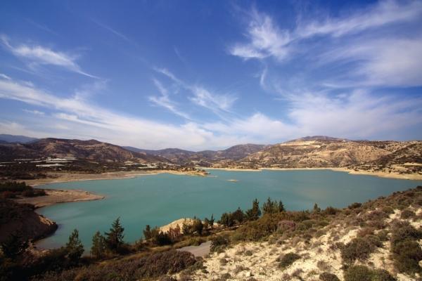 4.4 Φράγμα Μπραμιανών Νομού Λασιθίου Εικόνα 4: Η τεχνητή λίμνη του Φράγματος Μπραμιανών (Πηγή: http://www.travelstyle.gr/portal/photos/articles/80_74_lasithi_lerapetra11.