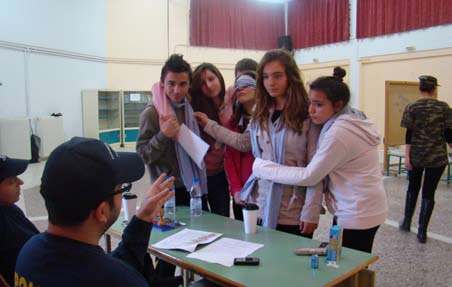 Η κατάσταση αυτή αντιστοιχεί σ αυτή που βρίσκονται οι πρόσφυγες που ζητούν να εισέλθουν σε χώρες, όπως τα βιομηχανικά ανεπτυγμένα κράτη, όπου οι διαδικασίες για την αναγνώριση της προσφυγικής