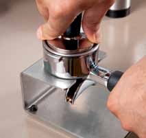 θέμα tamping Στάση σώματος & σταθερότητα χεριών Κατά τη διαδικασία του tamping, το βύθισμα που κάνετε έχει ως στόχο να πιέσει τον καφέ και να τον φτάσει λίγο πιο κάτω από τον οδηγό.