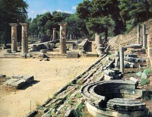 τέμενος της Ουράνιας Αφροδίτης με το Χρυσελεφάντινο άγαλμα της θεάς, έργο του Φειδία, το άγαλμα της Πάνδημης Αφροδίτης καθισμένης σε τράγο, έργο του Σκόπα.