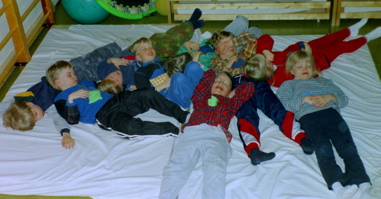 Ανθρώπινο παζλ Τα παιδιά σε ομάδες των τεσσάρων πέντε ατόμων γίνονται τα κομμάτια ενός παζλ. Ένα παιδί ξαπλώνει στο πάτωμα με τα χέρια και τα πόδια σε όποια θέση θέλει.