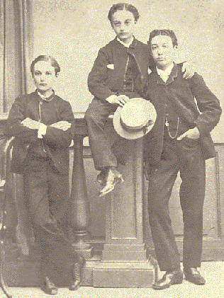 Tρία από τα μεγαλύτερα αδέλφια του Kαβάφη σ ένα οικογενειακό ταξίδι στην Iταλία στα 1865.