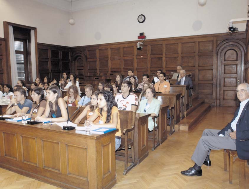 Τέλος, χρειαζόµαστε ένα σχολείο που να θεµελιώνει την πίστη σε υψηλές αξίες και ιδανικά, την πίστη στην παράδοση και τη θρησκεία που συναποτελούν ένα πόλο της ιστορικής συνέχειας.