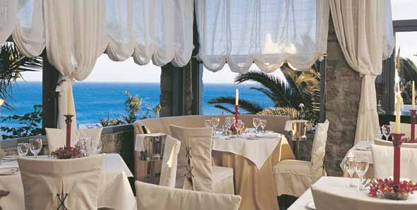 Μια κρουαζιέρα στις γεύσεις της Μεσογείου, ένα ταξίδι σε γεύσεις ανατολής, μια περιπλάνηση σε γεύσεις Ελλάδας για τα γιορτινά γεύματα ή δείπνα.
