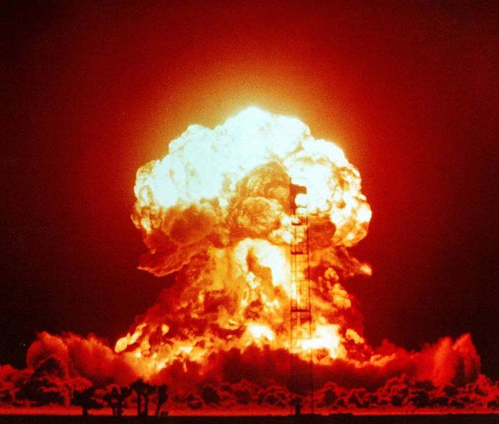 Ατομική Βόμβα: Η βόμβα αυτή λειτουργεί με πυρηνικά υλικά και βασίζεται