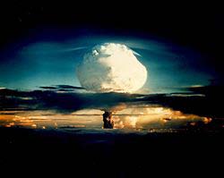 Βόμβα υδρογόνου: Η Βόμβα υδρογόνου αναπτύχθηκε στις αρχές της δεκαετίας του 50 και από τις δύο πλευρές του τότε Ψυχρού πολέμου και αποτελεί μέχρι σήμερα ένα από τα ισχυρότερα όπλα μαζικής καταστροφής