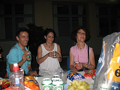 Το βράδυ οργανώνεται στον κήπο του Αµαλίειου ένα πάρτυ µε χορούς και τραγούδια από όλο τον κόσµο. Οι ξένοι φίλοι µας µαθαίνουν ελληνικούς χορούς! Εικόνα 18 και 19.