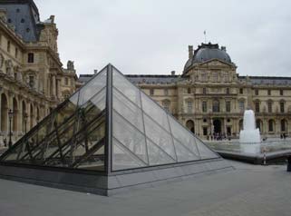 Μουσείο του Λούβρου Είναι ένα από τα µεγαλύτερα και παλαιότερα µουσεία τέχνης στον κόσµο. Βρίσκεται στο κέντρο του Παρισιού και φιλοξενεί πε-ρίπου 35.