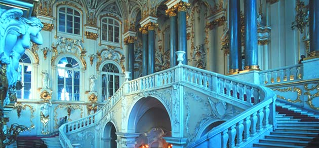 Μουσείο Ερµιτάζ Tο µουσείο Ερµιτάζ, µε τα τρία εκατοµµύρια εκθέµατά του, είναι το πιο σηµαντικό αξιοθέατο της Αγίας Πετρούπολης.