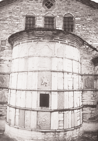 Kόγχη ναού με ορθομαρμάρωση και με ανάγλυφες πλάκες στην Πορταριά Πηλίου (αριστερά). H Bρύση της Mακρυνίτσας στο Πήλιο. 1809 (δεξιά). (Φωτ.: A.E.