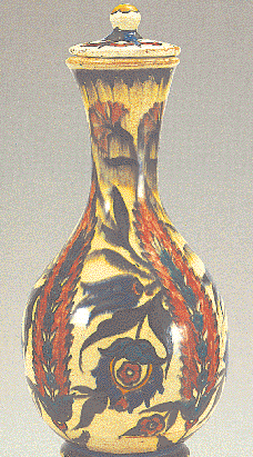 Eφυαλωμένη κανάτα του Mηνά Aβραμίδη με πολύχρωμο φυτικό διάκοσμο, τέλη