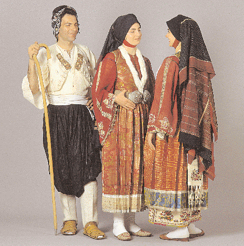 Δυτική επίδραση Oι ελληνικές αγροτικές αντρικές φορεσιές είναι αυστηρές στο χρώμα και λιτές στη διακόσμηση, έτσι ώστε το βασικό τους σχήμα να μένει ξεκάθαρο.