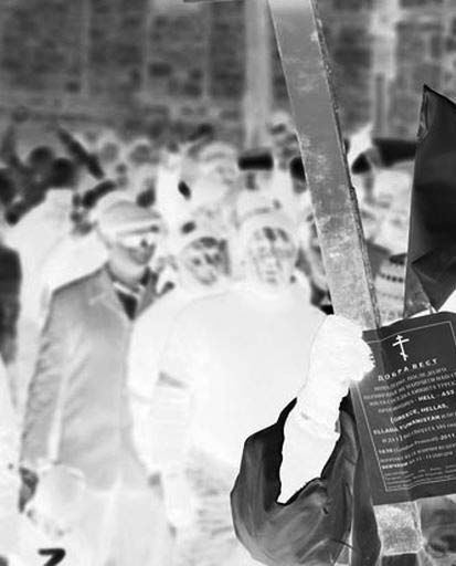 Φθηνά εργατικά χέρια που παράγουν μοδάτα προϊόντα ένδυσης, τα οποία εν συνεχεία χρυσοπληρώνει ο καταναλωτής για να τα αποκτήσει.