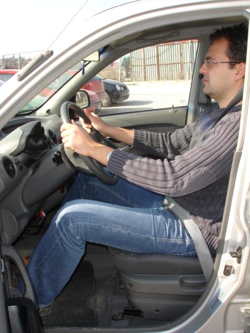 Εικόνα 19: Σωστή θέση οδήγησης, όπου ο οδηγός έχει τον έλεγχο του οχήματός του.