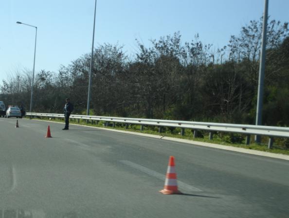 Παρατηρεί ότι το όχημα 3 κινείται ήδη στη λωρίδα που ο οδηγός του οχήματος 2 θα ήθελε να κινηθεί προκειμένου να προσπεράσει το όχημα 1.