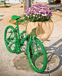 A -list thessaloniki Green Bike: The Recycling Project Μια ομάδα εθελοντών «φυτεύει» παλιά ποδήλατα στη Θεσσαλονίκη και δίνει χρώμα και εικαστική διάθεση στην πόλη.