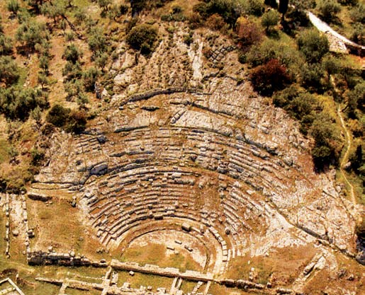 Θέατρο Δωδώνης Ένα από τα μεγαλύτερα της αρχαιότητας, με χωρητικότητα 17.000 θεατών. Αποτελούσε τμήμα του ιερού της Δωδώνης. Κατασκευάστηκε τον 3ο π.χ. αιώνα, στο πλαίσιο του οικοδομικού προγράμματος που πραγματοποίησε ο Πύρρος, ο βασιλιάς της Ηπείρου.