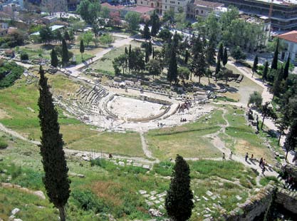 Θέατρο Δήλου Άρχισε να οικοδομείται λίγο μετά το 314 π.χ. Το κοίλον χωρίζεται σε δύο διαζώματα με είκοσι έξι και δεκαεπτά βαθμίδες αντίστοιχα, στις οποίες μπορούσαν να καθίσουν 6.500 θεατές.