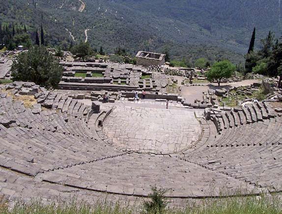 In front of the stage there used to be an array of short Doric columns where art was displayed. There are ruins of temples and altars nearby. Θέατρο Δελφών Βρίσκεται στο ιερό του Πυθίου Απόλλωνος.