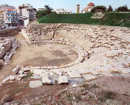 Θέατρο Κασσώπης Στον χώρο κάτω από τη ΒΔ. ακρόπολη κατασκευάστηκε τον 3ο αι. π.χ. το θέατρο της πόλης, χωρητικότητας 5.000-6.000 θεατών.