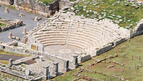 It had a capacity of 5,000-6,000, seated in two sections of 24 and 12 rows of seats respectively. The stage is peculiar: It does not form a complete circle.