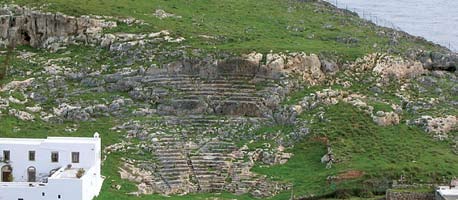 Θέατρο Λίνδου Διαμορφώνεται στους πρόποδες του βράχου της λινδιακής ακρόπολης. Σώζονται η κυκλική ορχήστρα και το κεντρικό τμήμα του κάτω και άνω κοίλου. Χρονολογείται από τον 4ο αι. π.χ., ενώ είχε χωρητικότητα 1.