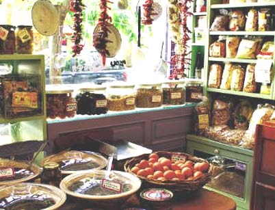 Μικροί παραγωγοί και ξενοδόχοι ετοιμάζουν με τα δικά τους προϊόντα αυθεντικά κρητικά πιάτα για τους τουρίστες που ψάχνουν κάτι διαφορετικό στις διακοπές τους. Αλλά δεν είναι μόνο η Κρήτη.
