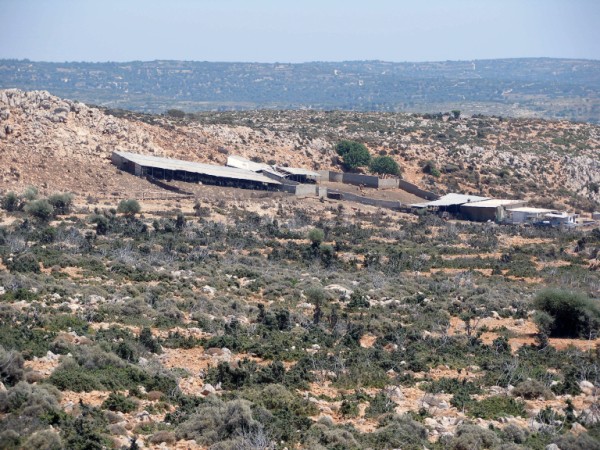 Σύστημα βόσκησης Εικόνα 11. Συνεχής βόσκηση σε κοινόχρηστους βοσκοτόπους οδηγεί σε υποβάθμιση (φωτο: Β. Παπαναστάση ς) Εικόνα 12. Περιτροπή βόσκηση με περιφράξεις βελτιώνει το λιβάδι (φωτο: Β.