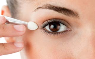 EYE BEAUTY GUIDE 4 Σκιές tip Λάμψη και υγιεινή: Για να προετοιμάσουμε την περιοχή των ματιών να λάμψει, την αναζωογονούμε αρχικά με αντιβακτηριδιακά μαντηλάκια υαλουρονικού οξέος (Total Eye Wipes),