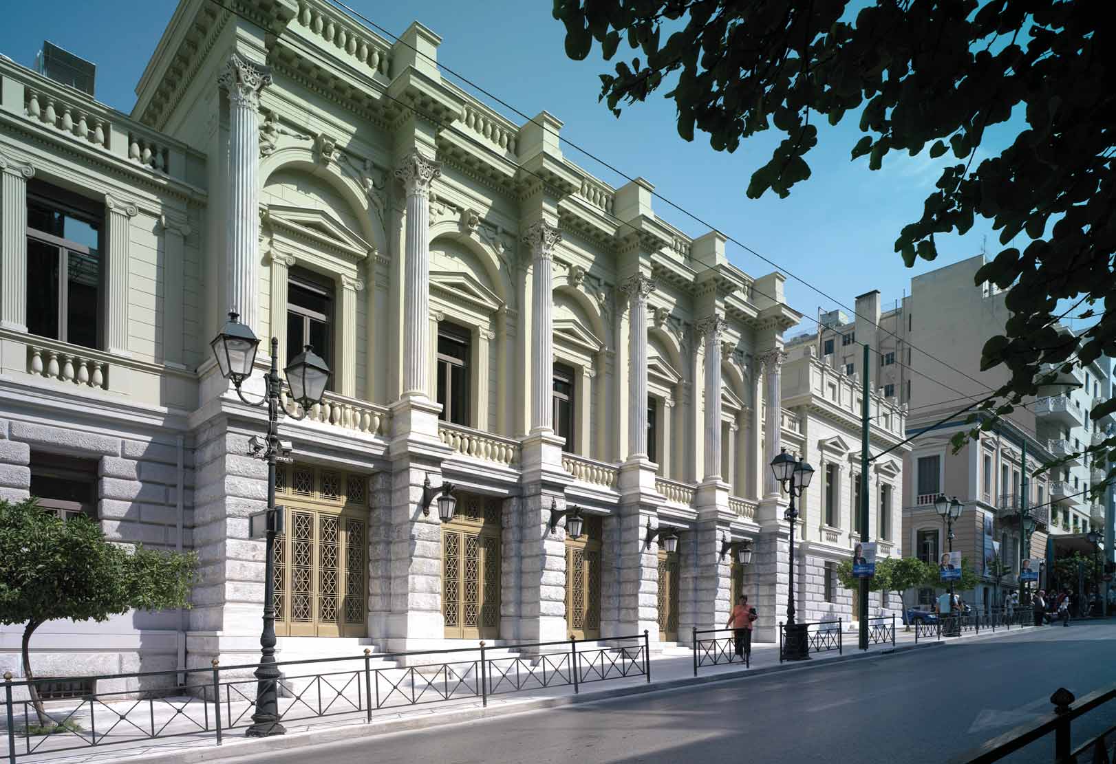 6 Το κτιριακ συγκρ τημα του Εθνικο Θεάτρου σήμερα καταλαμβάνει το σ νολο του οικοδομικο τετραγώνου το οποίο περικλείεται απ τις οδο ς Αγίου Κωνσταντίνου, Κουμουνδο ρου, ατωβριάνδου και Μενάνδρου,