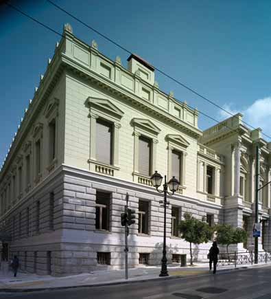 Το κεντρικ κτιριακ συγκρ τημα του Θεάτρου καταλαμβάνει το τμήμα του οικοδομικο τετραγώνου κατά μήκος των οδών Αγίου Κωνσταντίνου και Κουμουνδο ρου και αποτελείται απ το νεοκλασικ λιθ κτιστο κτίριο