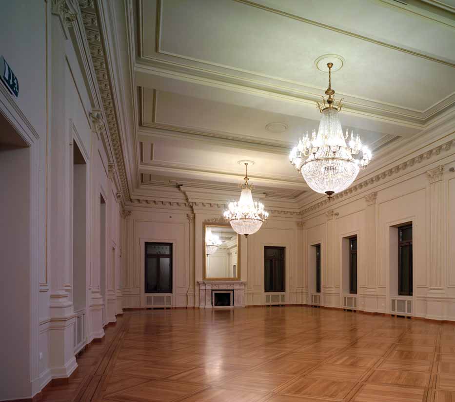 The new building addition will stand as an independent morphological element, distinguished from the restored façade of the listed building and the similar New Stage building of the 60s.