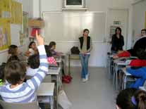 Οι μαθητές και οι μαθήτριες και των τριών τάξεων του Δημοτικού γιόρτασαν το τέλος των μαθημάτων του «atelier» μαζί με τις δασκάλες και το δάσκαλό τους, τραγουδώντας ή δραματοποιώντας κάποια από τα