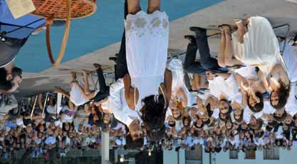 ΤΕΛΕΤΗ ΑΠΟΦΟΙΤΗΣΗΣ 2010 10 13 11 14 12 10. Η κ. Χ. Μωραΐτη-Καρτάλη απονέμει την υποτροφία στη μνήμη Αντώνη Μωραΐτη στον Δ.