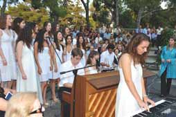 Eκ μέρους του Συνδέσμου Αποφοίτων μίλησε στα παιδιά η κ. Μαρίτα Μαγιάκου ( 70).