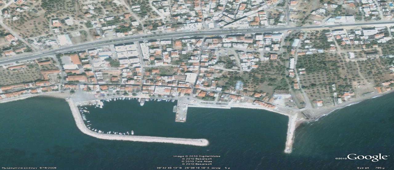 Cucukkuyu, Το λιμάνι: Η εθνική οδός διασχίζει την πόλη, χωρίς να δημιουργείται κυκλοφοριακό πρόβλημα, ενώ κάθετοι δρόμοι οδηγούν στην προκυμαία, που