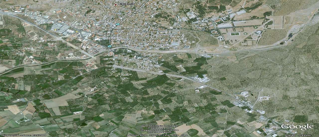 Κόμβος για να στρίψουμε δεξιά προς Izmir Φτάνοντας στο Αδραμύτι ( Edremit) ακολουθούμε την περιφερειακή οδό, για να αποφύγουμε το κέντρο.