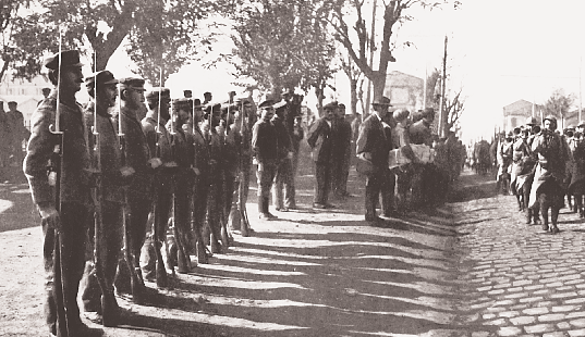 Kατά την αναχώρηση άλλων μονάδων από τη Θεσσαλονίκη, με προπομπό την απαραίτητη στρατιωτική μπάντα (αριστερά), μικρό άγημα του ελληνικού στρατού α- ποδίδει τιμές, ενώ κοντά στο Tοπσίν (πάνω δεξιά