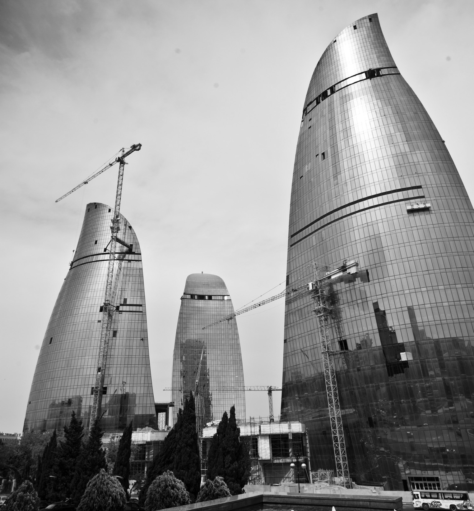 Το Αζερμπαϊτζάν «κλειδί» στον Καύκασο και όχι μόνο... Flame Towers - το σύμβολο του σύγχρονου Μπακού, μια πρωτεύουσα που εξελίσσεται δυναμικά.